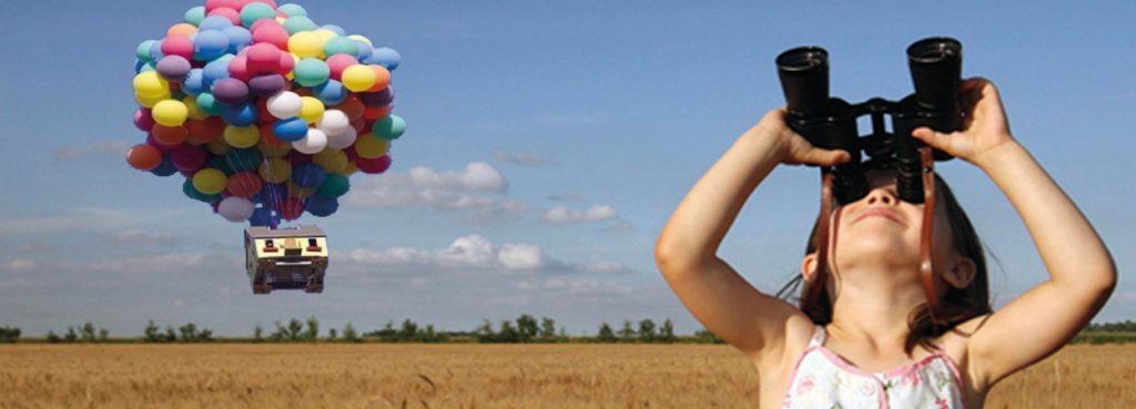 Haus fliegt an Luftballons und Kind schaut mit Fernglas nach oben