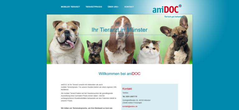Eine Tierklinik-Homepage mit Hunden und Katzen, die Besucher bei aniDOC in Münster willkommen heißt und Kontaktinformationen anzeigt.