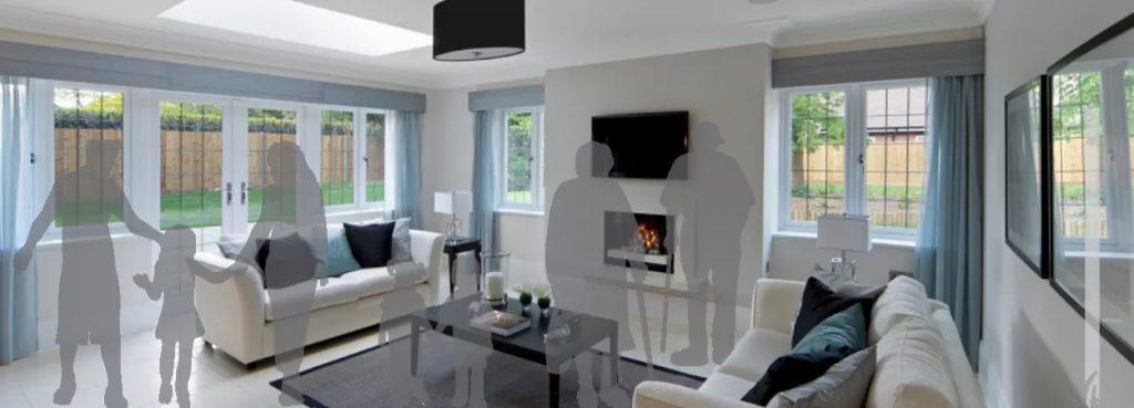 Ein Wohnzimmer mit einem großen Fenster und einem Sofa, das eine einladende Atmosphäre schafft.
