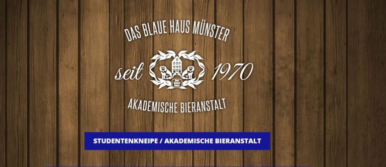 Logo des Blauen Hauses Münster, einer 1970 gegründeten akademischen Bierhalle, auf einem hölzernen Hintergrund. Text auf Deutsch.