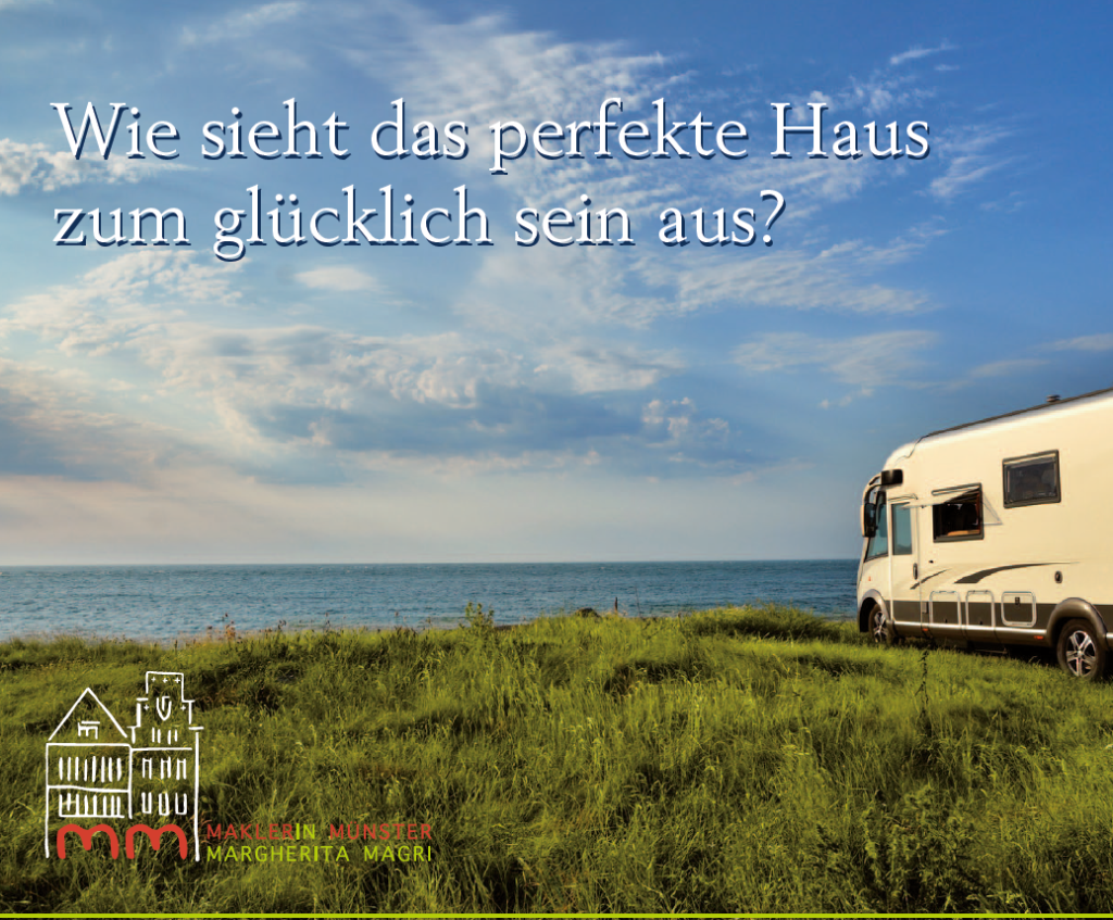 Ein Wohnmobil, das auf einem üppigen grünen Rasen am Meer geparkt ist, mit einem blauen Himmel und Wolken im Hintergrund, die zu einem Gefühl von Abenteuer einladen.
