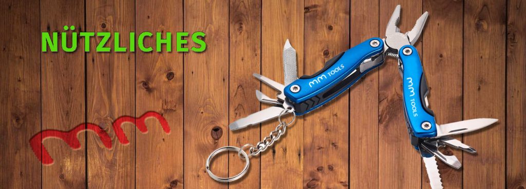 Multitool-Taschenmesser auf Holzhintergrund