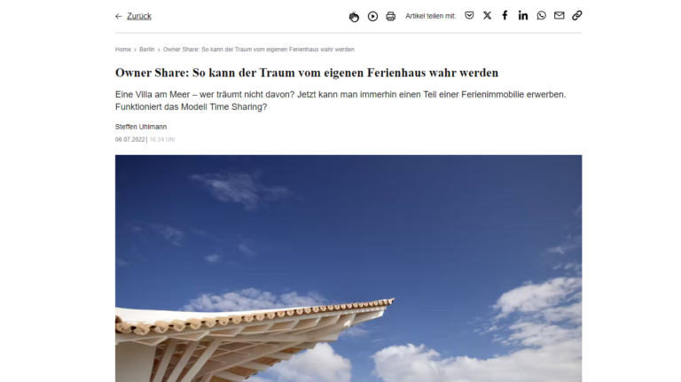 Eine moderne Villa mit einem auffälligen Dachdesign vor einem strahlend blauen Himmel, die den Traum vom eigenen Ferienhaus am Meer verkörpert.