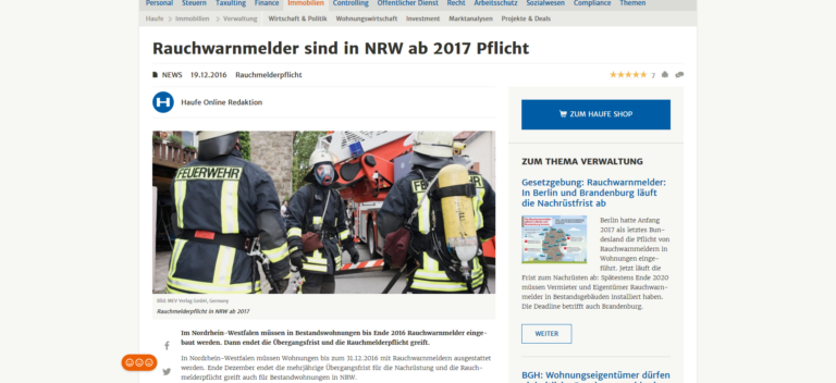 Bild von Feuerwehrleuten in Schutzkleidung während einer Übung oder eines Notfalleinsatzes, mit einer Schlagzeile eines Nachrichtenartikels über Rauchwarnmelder in NRW.