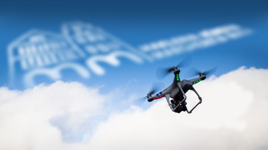 Eine Drohne fliegt über Wolken, die ein Gebäude formen