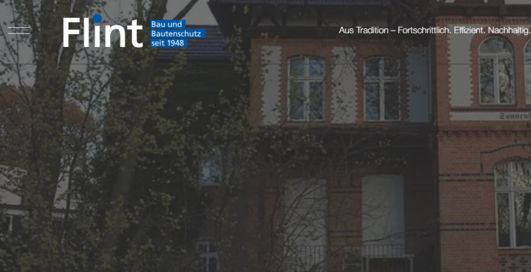 Logo von Flint, einem Unternehmen für Bau und Gebäudeschutz, neben einem historischen, von Bäumen umgebenen Backsteingebäude.