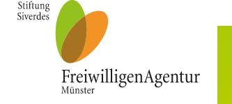 Logo der FreiwilligenAgentur Münster mit sich überschneidenden grünen und orangefarbenen Formen und dem Text, der auf ihre Gründung hinweist.