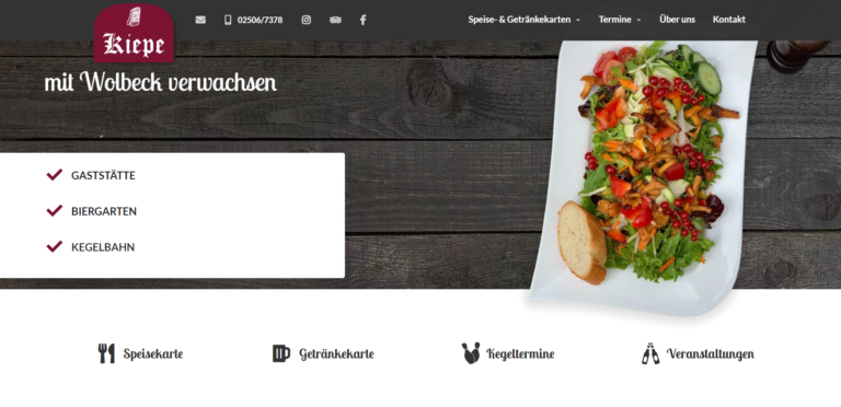 Ein kräftiger Salat mit frischem Gemüse, garniert mit Kräutern, serviert auf einem weißen Teller, dazu eine Scheibe Brot.