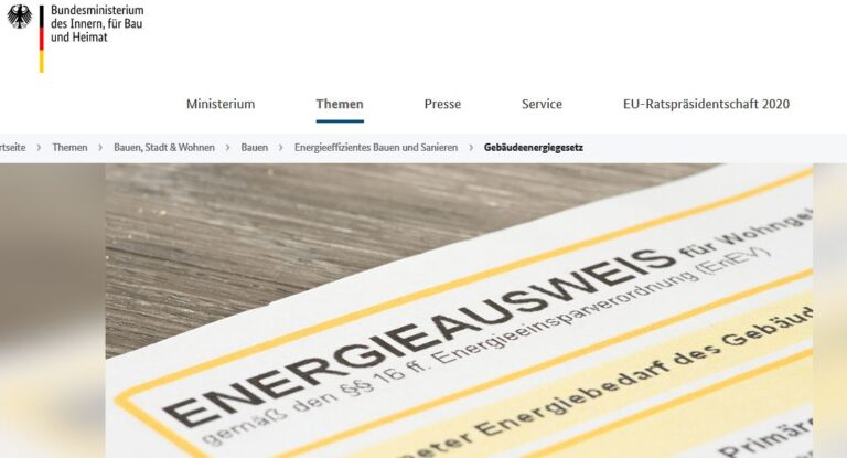 Nahaufnahme eines Energieausweises auf einer Holzoberfläche, der sich auf die Energieeffizienz eines Gebäudes bezieht.