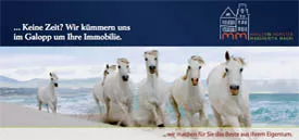 Fünf weiße Pferde galoppieren an einem Strand entlang, daneben wird in deutscher Sprache für zeitgemäße Immobiliendienstleistungen geworben.