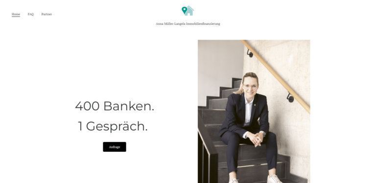 Eine professionell aussehende Person sitzt auf einer Treppe, neben einem Text, der für Hypothekenberatungen bei 400 Banken wirbt.