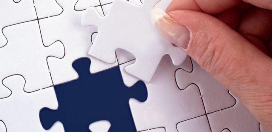Eine Person pack das letzte Puzzlestück in ein Puzzle