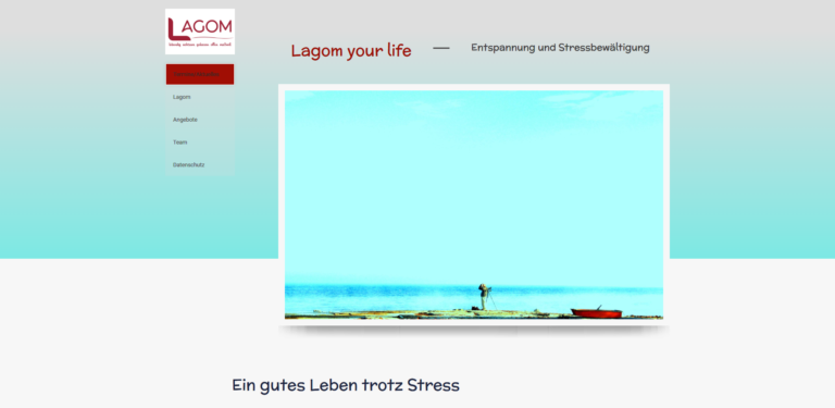 Eine heitere Strandszene mit einer Person, die in der Nähe eines kleinen roten Bootes steht, verkörpert Entspannung und Ruhe inmitten von Stress.