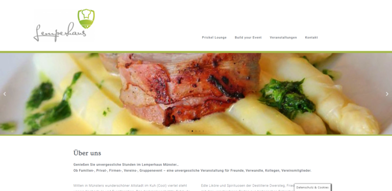 Ein Gourmet-Gericht mit Spargel und zartem Fleisch, serviert mit einer cremigen Sauce, ist der Höhepunkt eines kulinarischen Erlebnisses im Lemperhaus Münster.