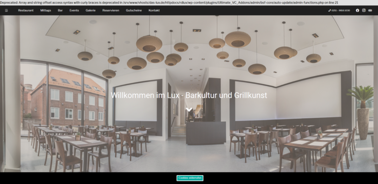 Ein modernes Restaurant mit Holztischen, Hängelampen und großen Fenstern, das die Gäste im Lux willkommen heißt.