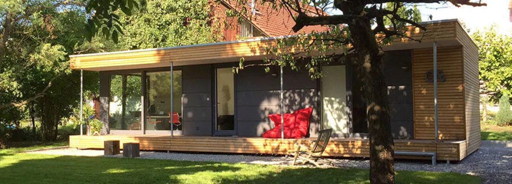 Modernes Mini-Haus mit Holzdeck