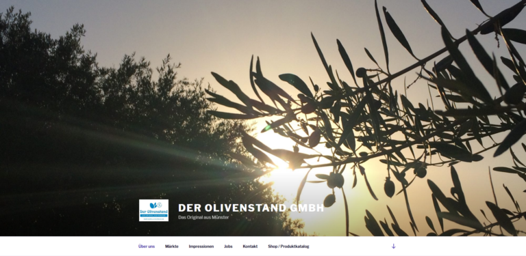 Das Sonnenlicht fällt durch die Olivenzweige und schafft ein warmes und einladendes Ambiente für die Website der Der Olivenstand GmbH.