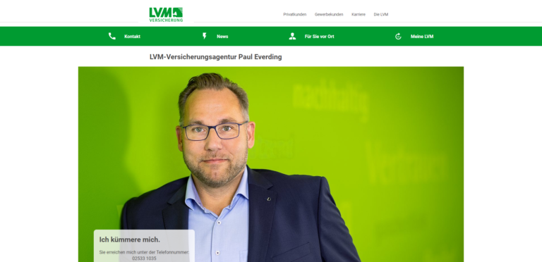 Ein professioneller Mann im Anzug steht vor einem leuchtend grünen Hintergrund und wirbt für LVM-Versicherungsdienstleistungen in seiner Agentur.