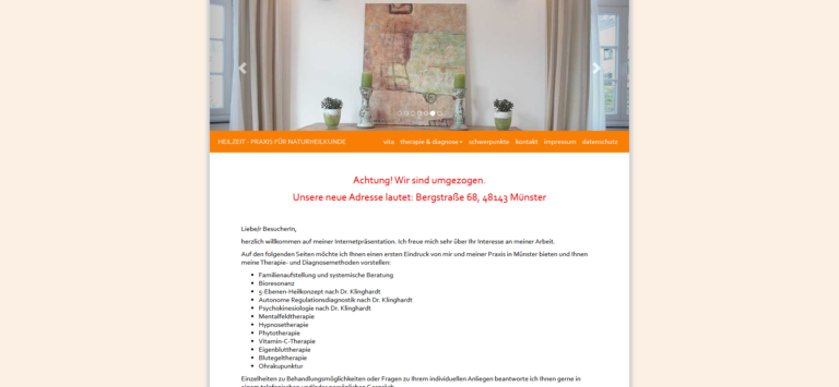 Eine Webseite, die eine neue Adresse für eine Therapiepraxis ankündigt und einen ruhigen Raum mit einem großen Kunstwerk und Grünpflanzen zeigt.
