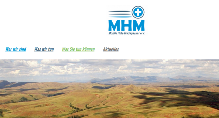 Eine malerische Ansicht von grünen Hügeln unter einem wolkenverhangenen Himmel, die den Header der Mobile Hilfe Madagaskar Website begleitet.