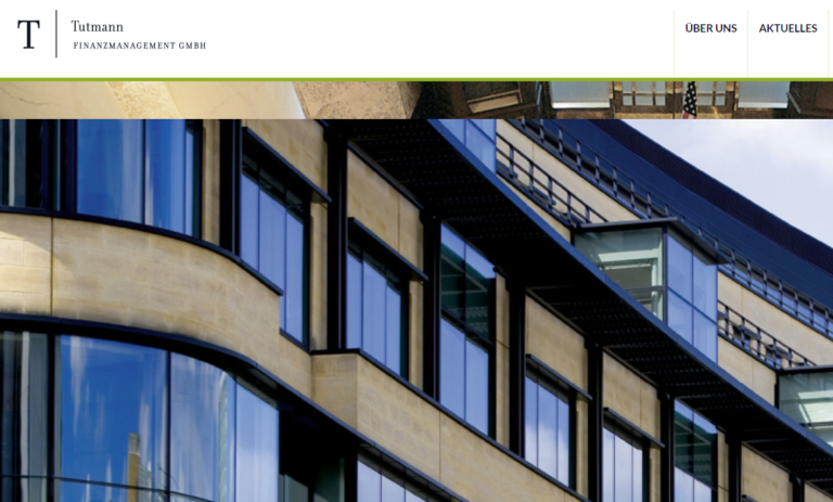 Moderne architektonische Fassade mit gebogenen Glasfenstern und Steinelementen, die ein zeitgemäßes Gebäudedesign darstellen.