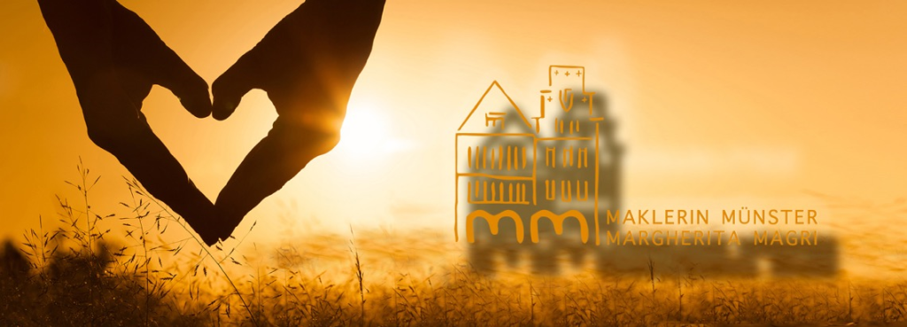 Silhouetten von zwei Händen, die vor einem Sonnenuntergang ein Herz bilden, mit dem Logo der Maklerin Münster Margherita Magri.